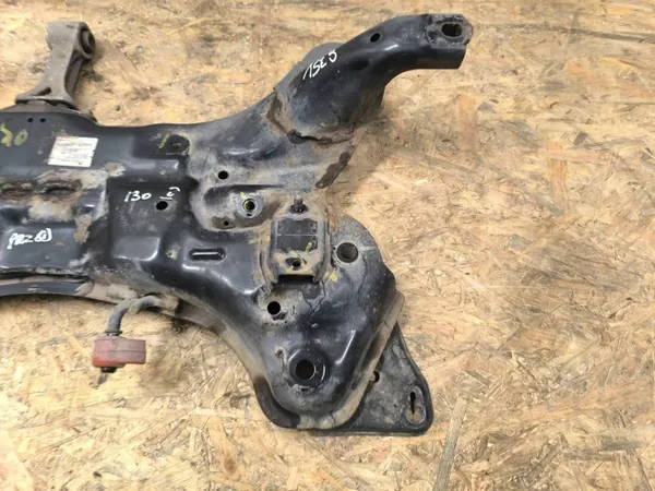 Hyundai i30 II Trineo Delantero OEM 62401-A6600 Usado image 4