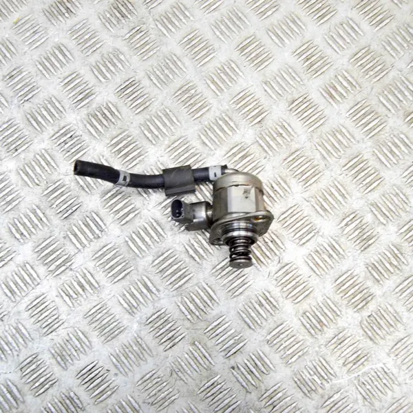 Polttoainesyöttö VW TOURAN 1.4L bensiini 2016 04E127025B image 4