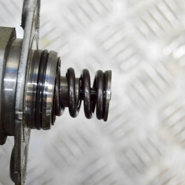 Polttoainesyöttö VW TOURAN 1.4L bensiini 2016 04E127025B image 5