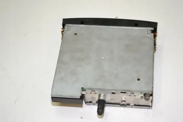 Radio CD Citroen OEM 96514684XT00 - Usado image 3