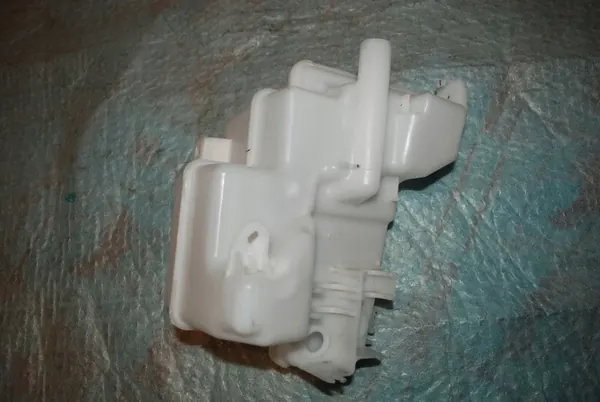 Scheibenwaschbehälter OEM 31696280 für Volvo Polestar 2 image 2