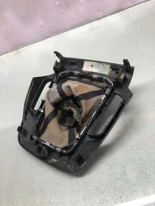 Pomo de cambios Ford OEM JX7BA045A66 - Usado image 3