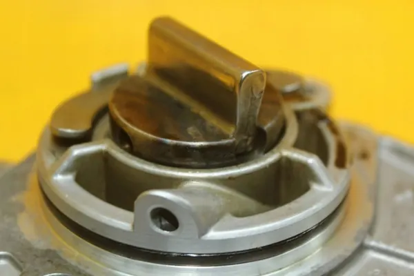 Imupumppu Audi A6 C6 3.2 FSI OEM 06E145100T image 10