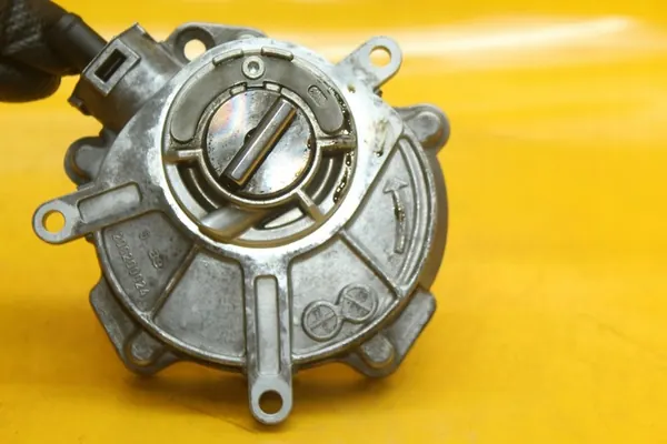 Imupumppu Audi A6 C6 3.2 FSI OEM 06E145100T image 4