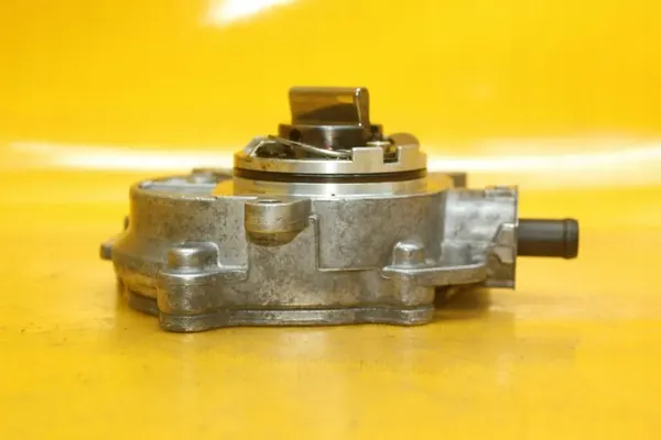 Imupumppu Audi A6 C6 3.2 FSI OEM 06E145100T image 8