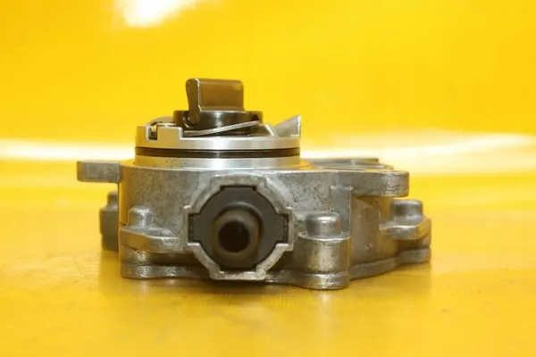 Imupumppu Audi A6 C6 3.2 FSI OEM 06E145100T image 9