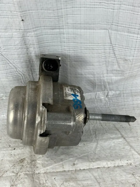Porsche Moottorin Kiinnike OEM 99137505908 - Käytetty image 3