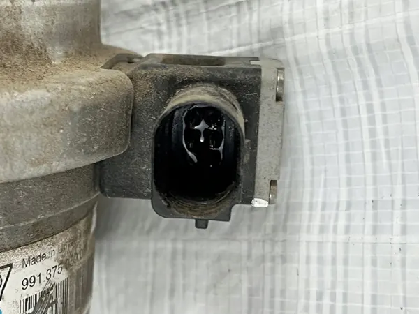 Porsche Moottorin Kiinnike OEM 99137505908 - Käytetty image 4