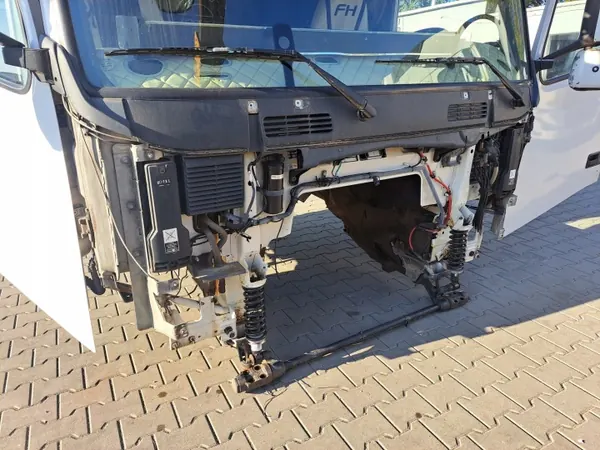 Cabina completa VOLVO FH 12 13 alta - Automática image 10