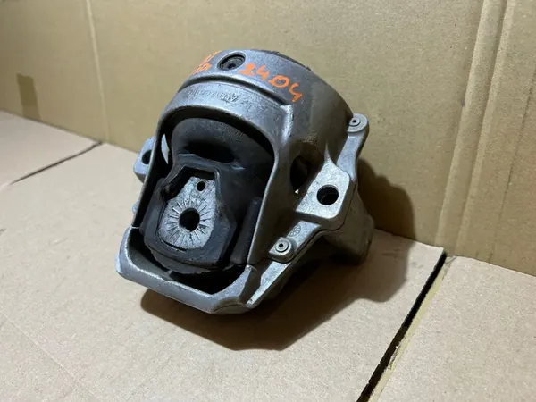 AUDI A5 8T 2.7 TDI Moottorin kiinnike 8R0199381R image 3