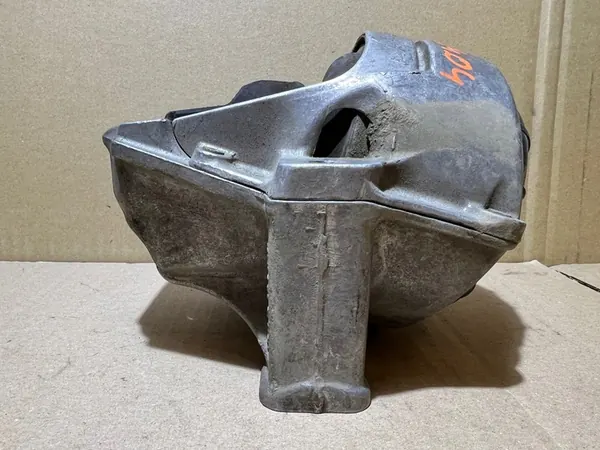 AUDI A5 8T 2.7 TDI Moottorin kiinnike 8R0199381R image 4