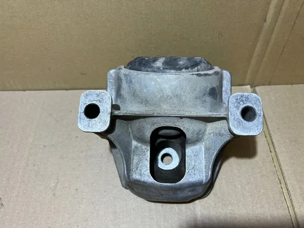 AUDI A5 8T 2.7 TDI Moottorin kiinnike 8R0199381R image 7