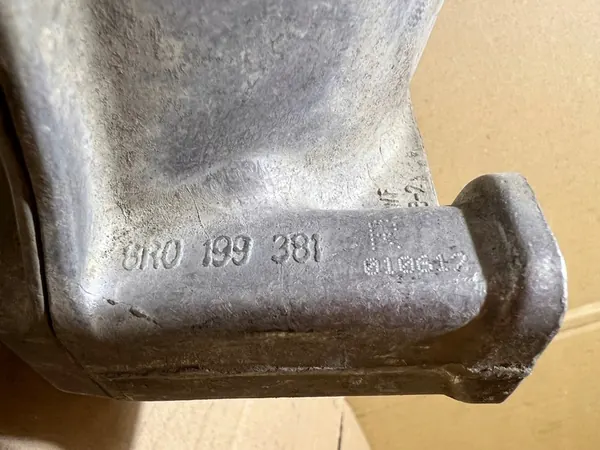 AUDI A5 8T 2.7 TDI Moottorin kiinnike 8R0199381R image 8