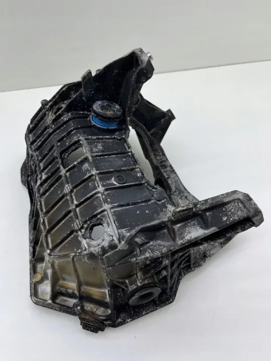 BMW X1 U11 ilmastointikompressorin kiinnike OEM 5A205E8 image 2