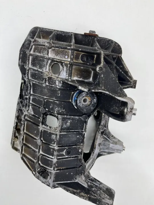 BMW X1 U11 ilmastointikompressorin kiinnike OEM 5A205E8 image 3