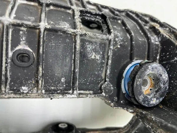 BMW X1 U11 ilmastointikompressorin kiinnike OEM 5A205E8 image 4
