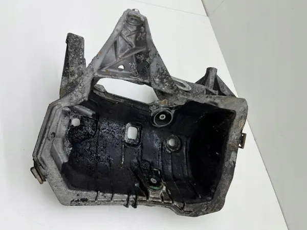 BMW X1 U11 ilmastointikompressorin kiinnike OEM 5A205E8 image 5