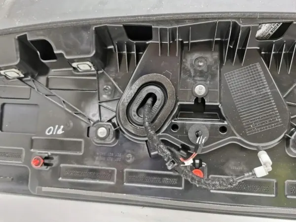 Skoda Octavia IV Bakspoiler OEM 5E7827878B image 8