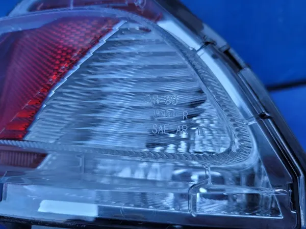 Luz de marcha-atrás direita OEM 81480-0R040 para Toyota RAV4 image 3