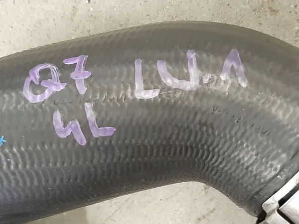 Volkswagen Touareg II 2010 Intercooler Schlauch image 4