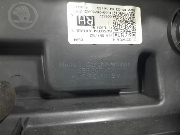 Skoda Octavia IV C-stijl Bekleding Rechts Achter OEM 5E6867762 image 8