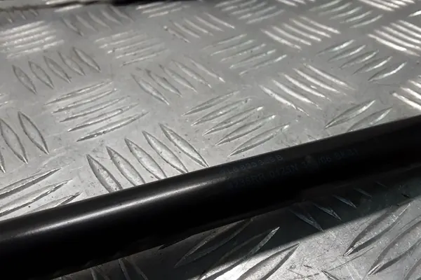 Vasen tavaratilan toimilaite VW TOUAREG 7L6823359B image 2