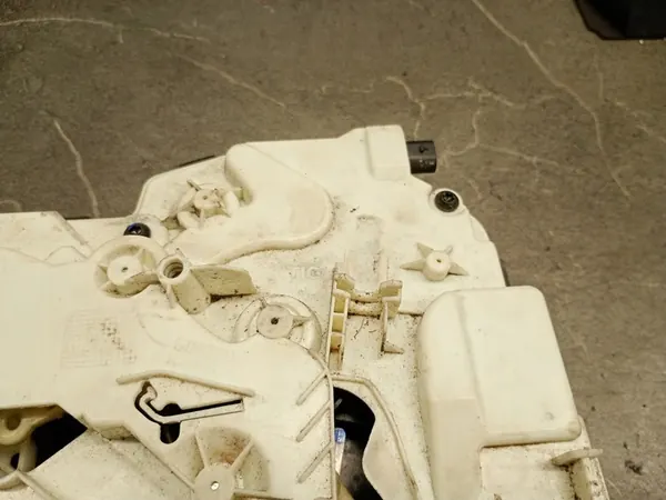 Módulo de cerradura de puerta corredera derecha Mercedes Vito A4477302702 image 4