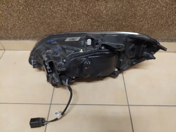 VOLVO XC60 I Oikea Xenon Ajovalo 31420250 image 3