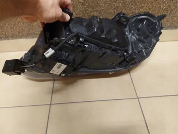 VOLVO XC60 I Oikea Xenon Ajovalo 31420250 image 4