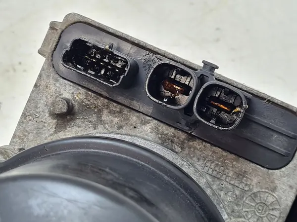 Servostyrningspump Peugeot Partner 1.6L 2018 OEM 9813664780 image 2