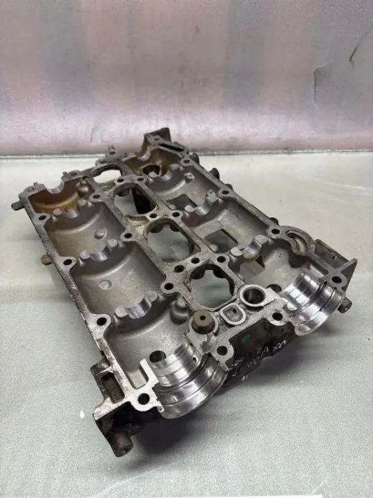 Couvercle de culbuteur Volvo OEM 32257019 - Occasion image 3