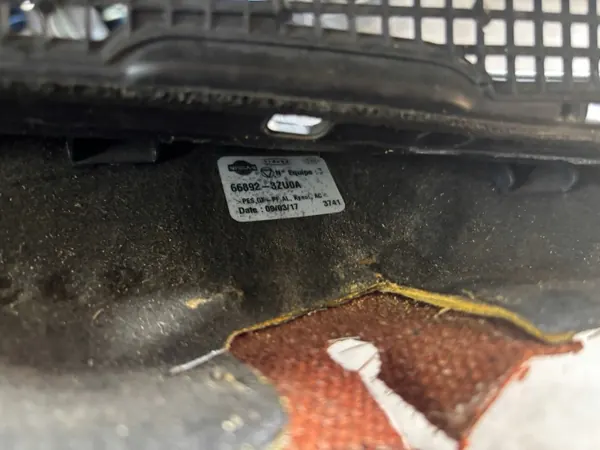 Nissan Pulsar etulasi OEM 66892-3ZU0A image 3