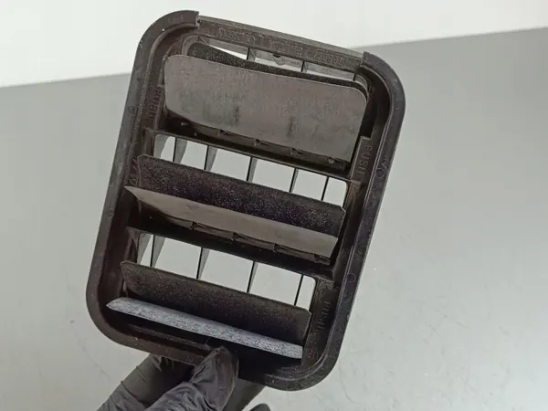 Nissan X-Trail T33 tuuletusritilä OEM FOB44737 image 3