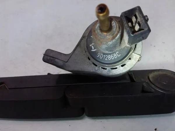 Bomba de combustible Webasto OEM 9012868C VW Transporter image 3