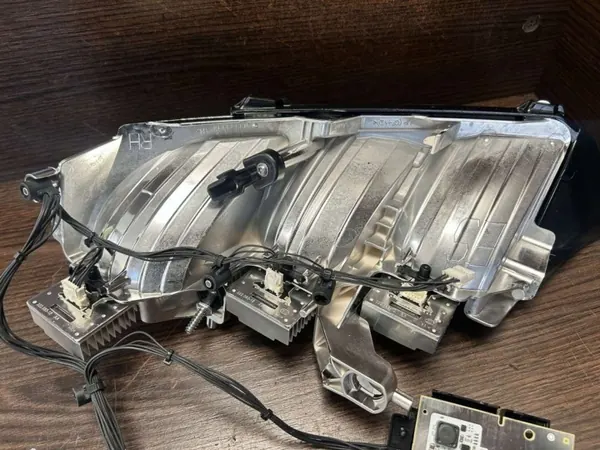 Phare droit d'occasion OEM RAJ20910 Renault Trafic III image 3