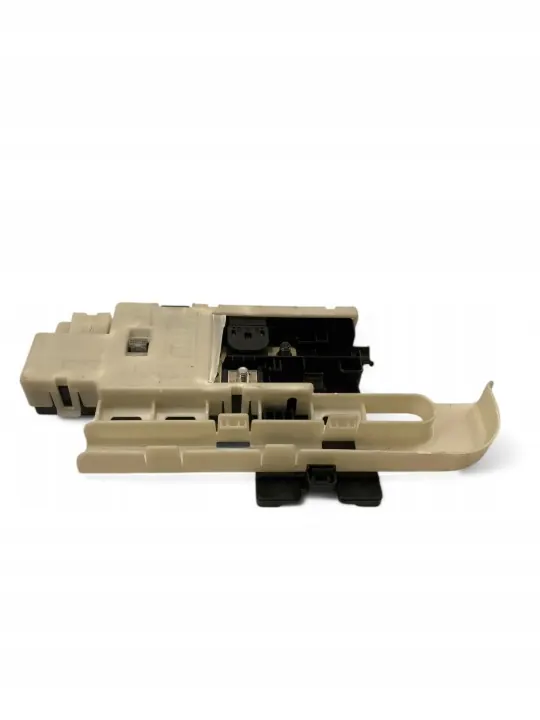Volvo XC90 2018 akkureleen sulake OEM 31346674 image 4