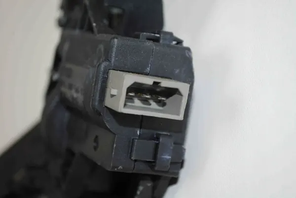 Bagagelås VW JETTA III 2.0L 2006 4F5827505C image 6