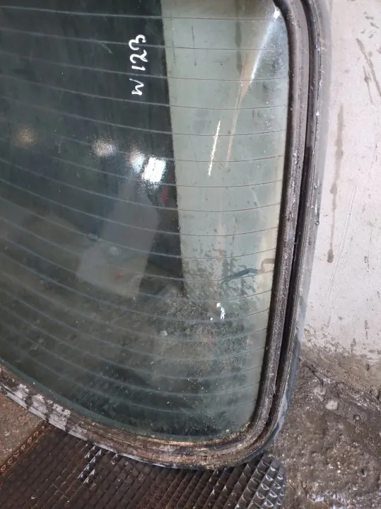 Vidro traseiro OEM SZYBA TYŁ MERCEDES W123 - Usado image 3