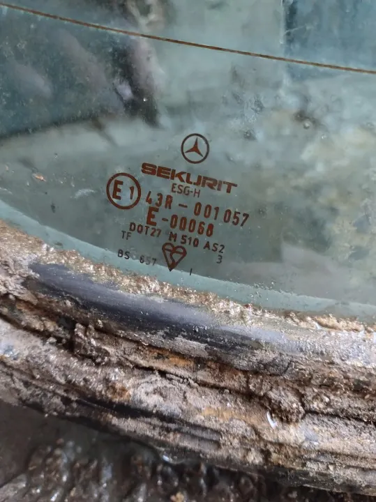 Vidro traseiro OEM SZYBA TYŁ MERCEDES W123 - Usado image 4
