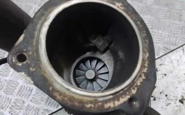Turboahdin OEM 30650975 Volvo V50:lle 2.5L image 3