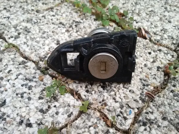 DS7A F21991 Ford Kuljettajan Oven Lukkolaite image 2