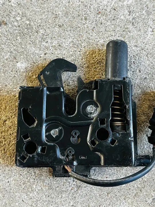 Cerradura de capó AUDI Q7 II 4MO 4M0823509B image 3