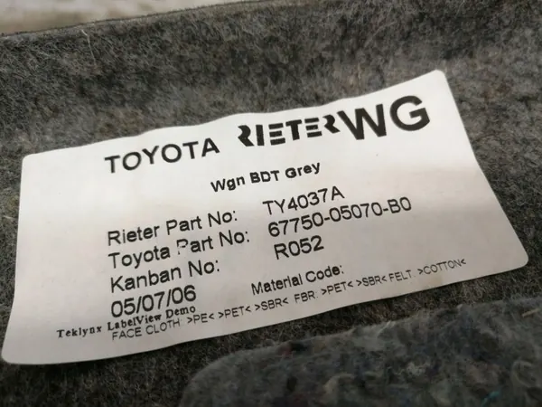 Revestimento de porta-malas Toyota Avensis OEM 6775005070 image 6
