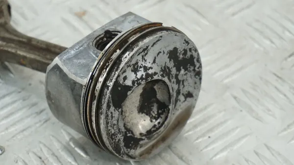 VW Audi 1.6 FSI Kolvstänger 03C103S image 2