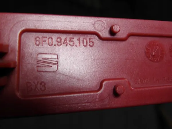 Refletor esquerdo para-choques traseiro SEAT OEM 6F0945105 image 5