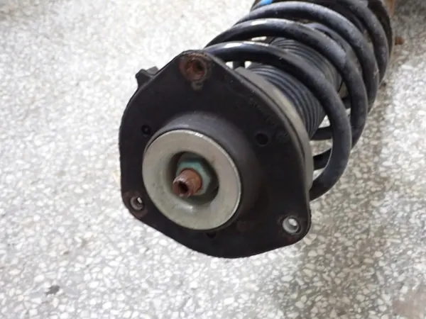Pivot de direction gauche OEM 2K5413031 pour VW Caddy image 3