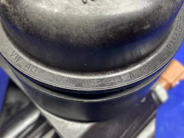 Oljefilterhus bas OEM 03N115389B VW Passat B8 image 9