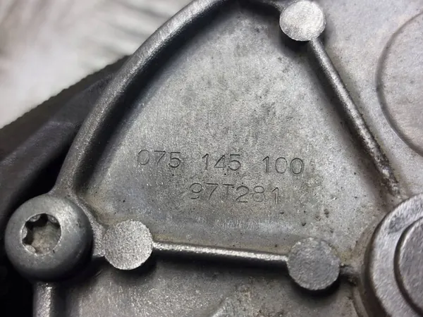 VW TRANSPORTER T4 2.4 D Imupumppu 075145100 image 3