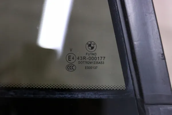 Ventana tintada trasera derecha BMW X1 F48 OEM 7405606 image 4