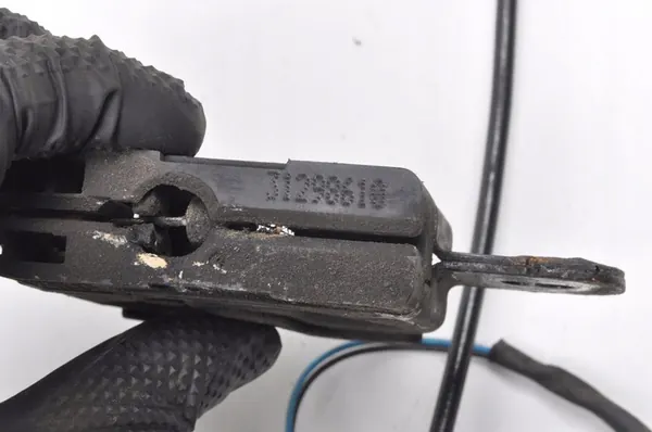 VOLVO XC60 I MOTORHUDFÄSTE VÄNSTER HÖGER 31298610 31356005 image 5